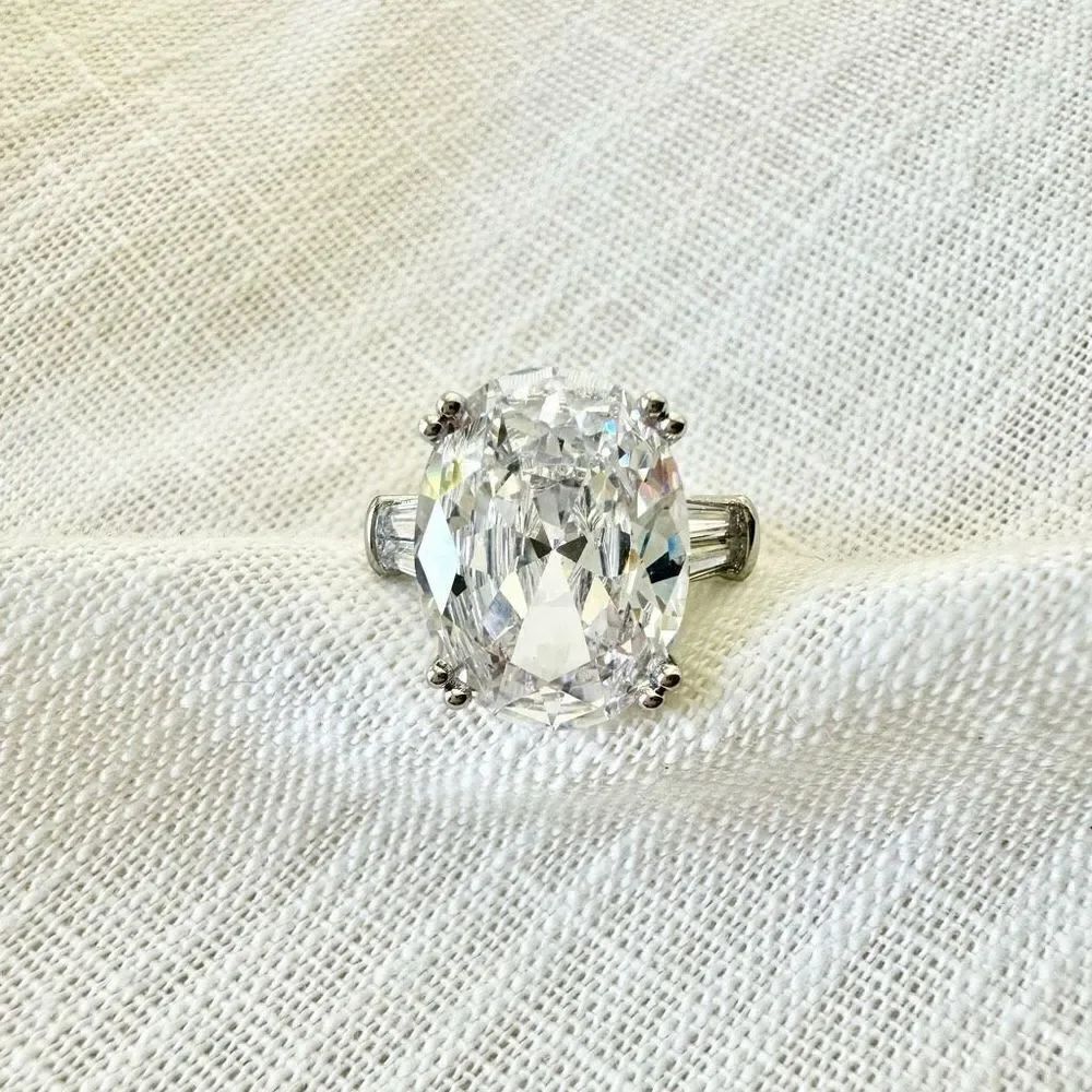 Oval cut cubic zirconia ring